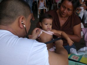 Dr. Dennis Borces beim Abhören eines Babys